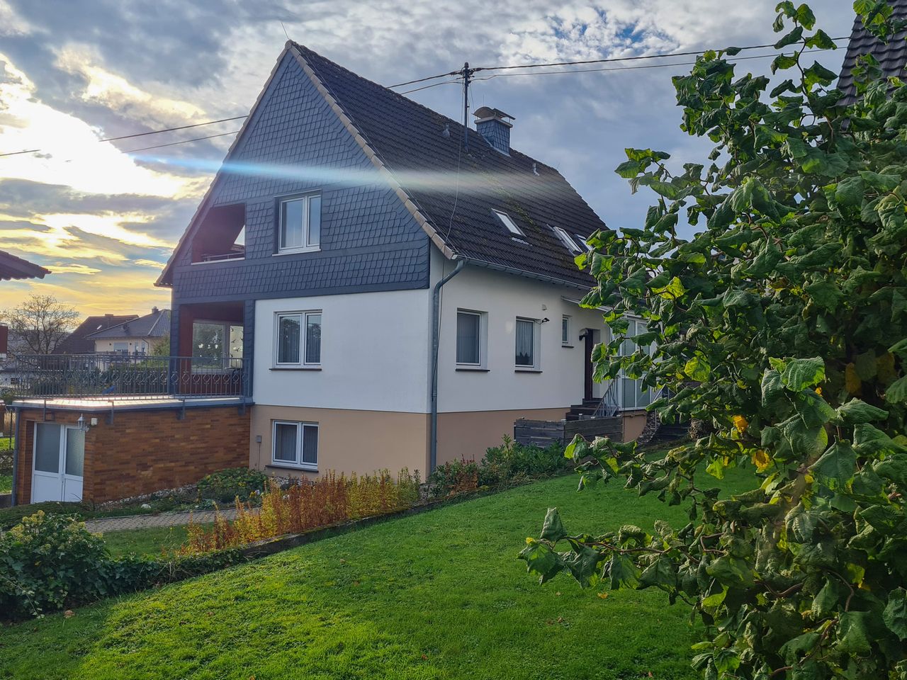 Unterkellertes Zweifamilienhaus in zentrumsnaher Lage von Asbach!