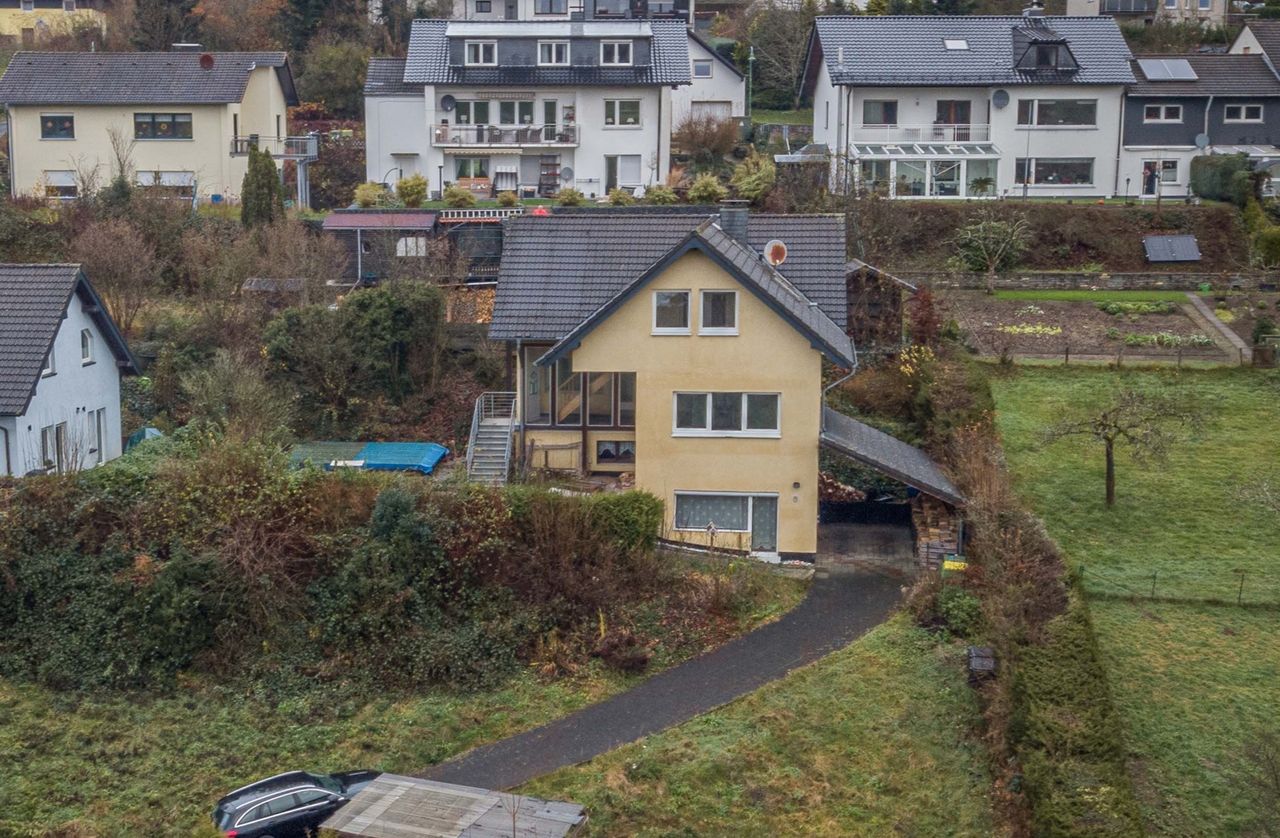 Niedrigenergiesparhaus mit Einliegerwohnung und schöner Aussicht!