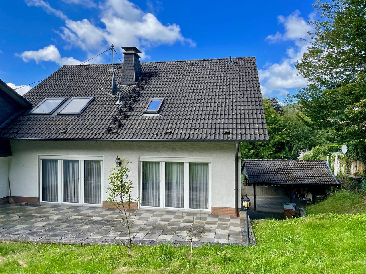 Leerstehendes Einfamilienhaus, einseitig angebaut, mit Doppelcarport und Garten!