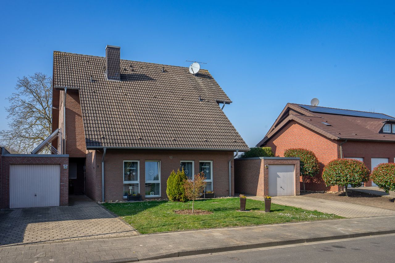 Zweifamilienhaus in Linnich – Großzügig, gepflegt & mit ausgebautem Dachgeschoss als Kapitalanlage!