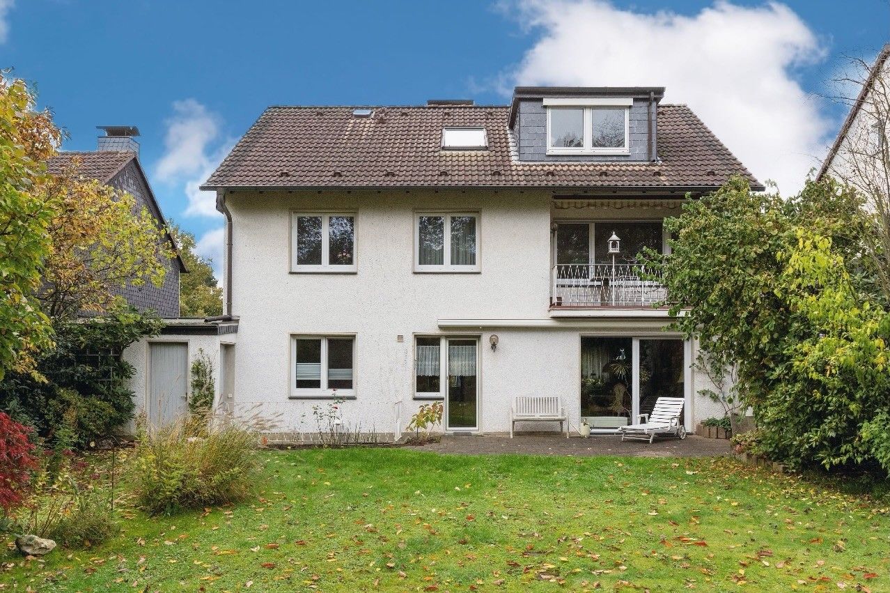 NEU IN OPLADEN: 2-Familienhaus mit ca. 216 m² Wohnfläche auf 551 m² Grundstück mit Garage