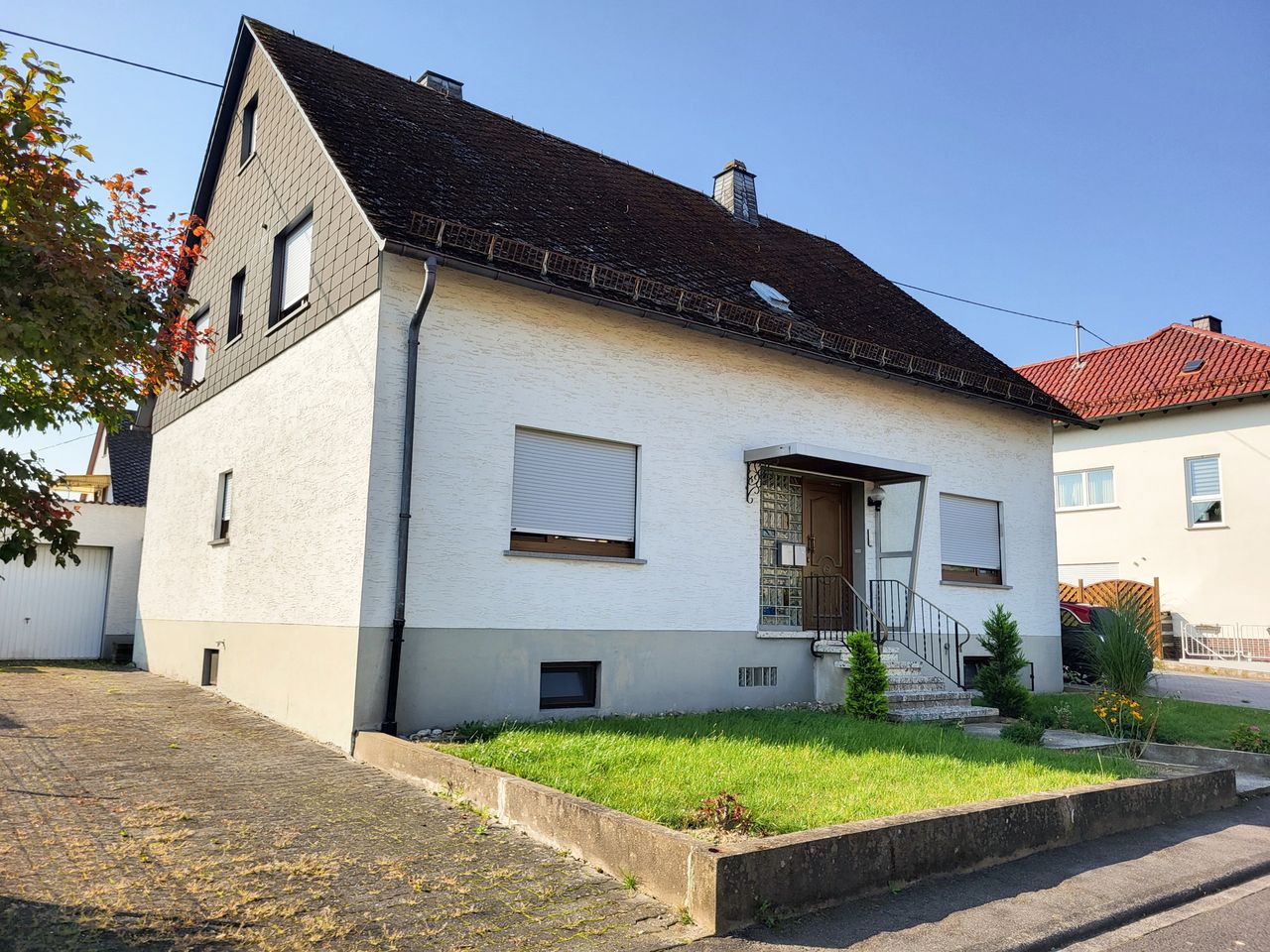 Neuwertige teilmöblierte Dachgeschosswohnung in Nentershausen mit Balkon!