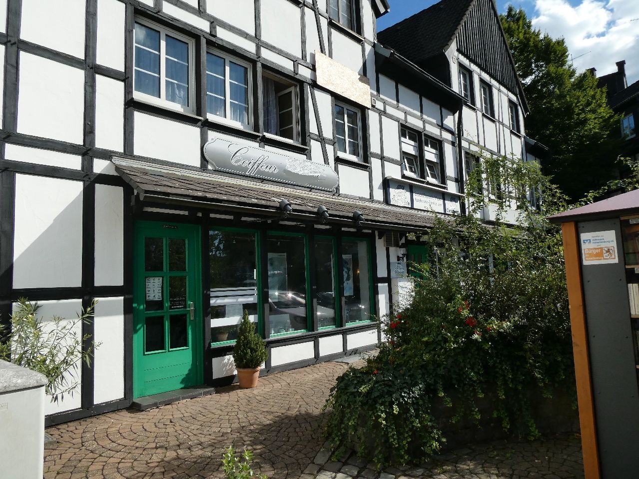 Ebenerdiges Ladenlokal mitten in HA-Elseyer Dorfplatz mit großer Fensterfront