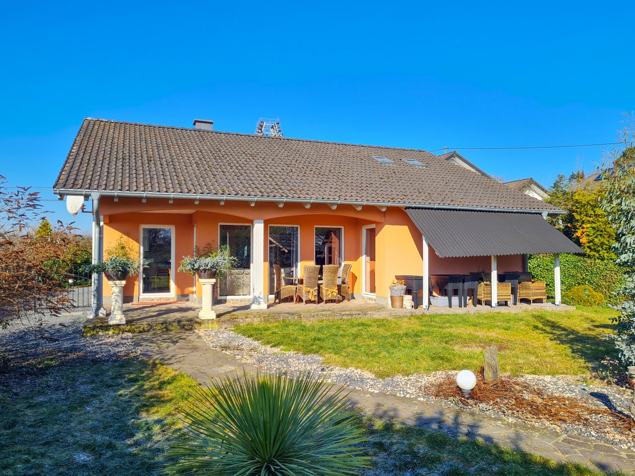 Neuwertiger Bungalow mit über 2.500 m² Grundstück in unverbaubarer Ortsrandlage mit Fernblick nähe Puderbach!